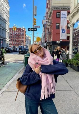 Эти шарфы выведут ваши зимние образы на новый уровень: 10 самых классных вариантов