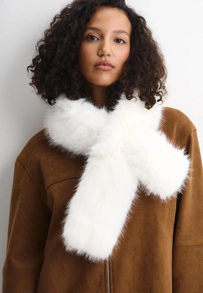 Эти шарфы выведут ваши зимние образы на новый уровень: 10 самых классных вариантов