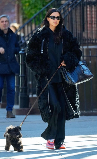 Ирина Шейк и искусство носить черное&nbsp;&mdash; 5 доказательств, что минимализм может быть хищным