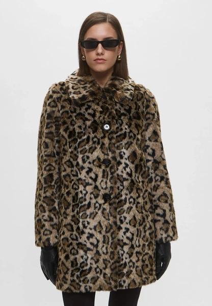 Как стилизовать самые акцентные вещи сезона: леопардовые шубы, укороченные перчатки и меховые аксессуары