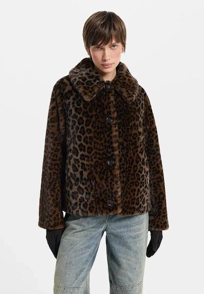Как стилизовать самые акцентные вещи сезона: леопардовые шубы, укороченные перчатки и меховые аксессуары