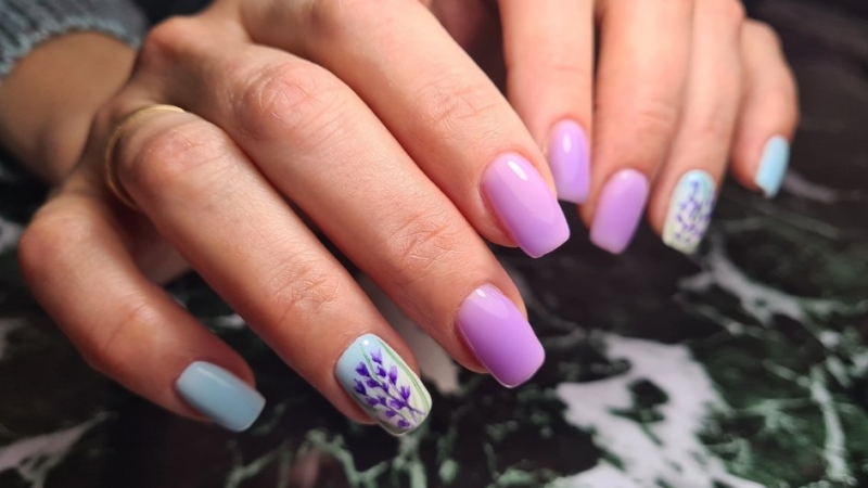 Лавандовый маникюр 2026: 11 модных идей дизайна с фото коротких и длинных ногтей квадратной или миндальной формы