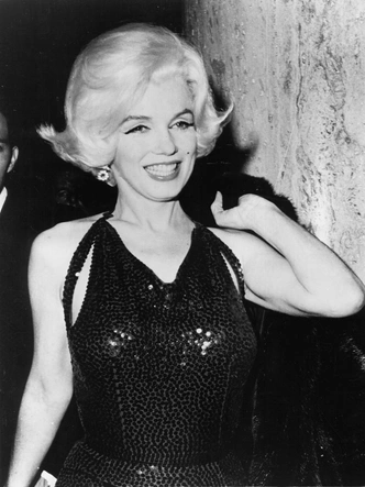 Легенды &laquo;Золотого глобуса&raquo;: самые знаменитые наряды в истории премии