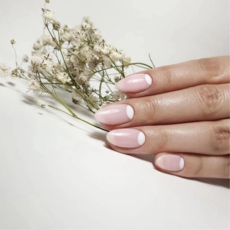 Лунный маникюр как у Гвинет Пэлтроу&nbsp;&mdash; тренд 1930-х, который стоит повторить прямо сейчас