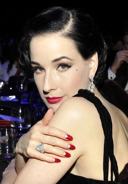 Лунный маникюр как у Гвинет Пэлтроу&nbsp;&mdash; тренд 1930-х, который стоит повторить прямо сейчас