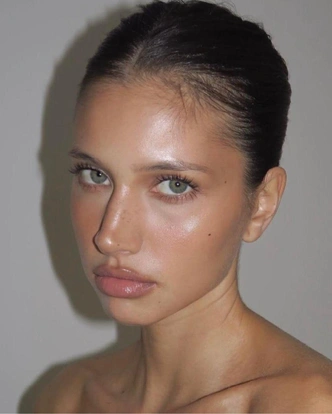 Минимум стресса и максимум денег: модницы задали тренд на resting rich face