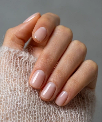 Ногти Cloud Dancer: главный маникюр зимы, который подойдет каждой