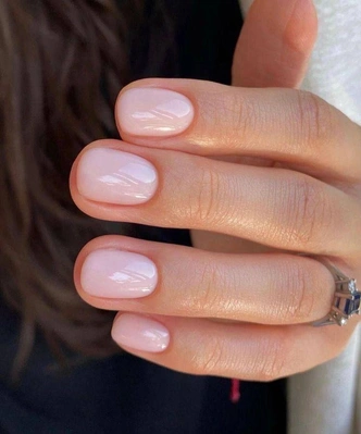 Ногти Cloud Dancer: главный маникюр зимы, который подойдет каждой