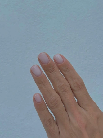 Ногти Cloud Dancer: главный маникюр зимы, который подойдет каждой