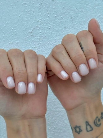 Ногти Cloud Dancer: главный маникюр зимы, который подойдет каждой