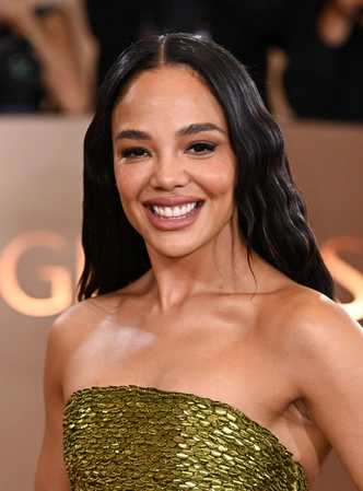 &laquo;Обнаженные&raquo; губы, коричневый смоки и еще 5 бьюти-трендов &laquo;Золотого глобуса&raquo;