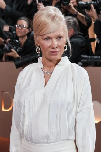 &laquo;Обнаженные&raquo; губы, коричневый смоки и еще 5 бьюти-трендов &laquo;Золотого глобуса&raquo;