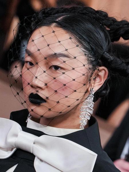 &laquo;Обнаженные&raquo; губы, коричневый смоки и еще 5 бьюти-трендов &laquo;Золотого глобуса&raquo;