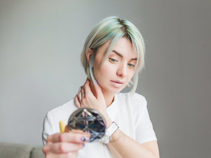 Опасная красота: бьюти-практики прошлого, которые калечили женщин