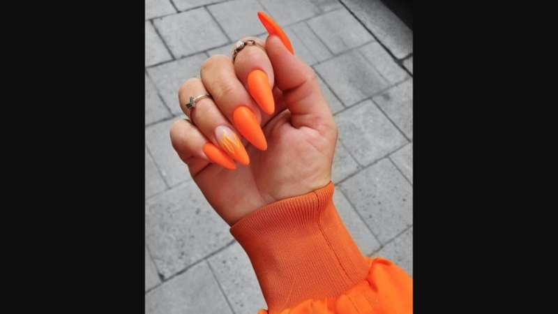 Оранжевый маникюр 2026: 11 модных идей дизайна с фото коротких и длинных ногтей квадратной или миндальной формы
