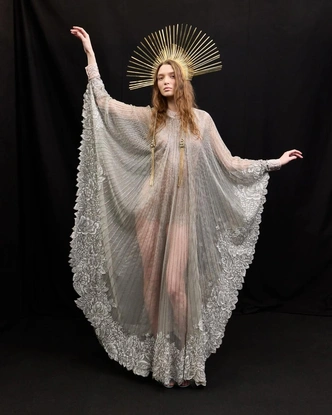 Тайна, техно и бисер: на кутюрном показе Valentino Алессандро Микеле вернул моде тайну