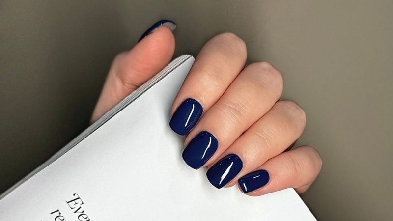 Темно-синий маникюр: главный цвет зимы, который вытеснил черный