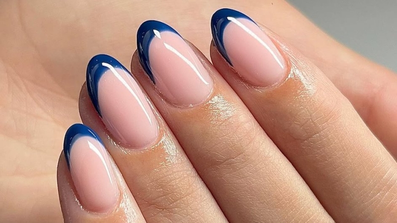Темно-синий маникюр: главный цвет зимы, который вытеснил черный