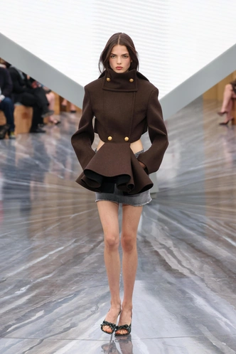 Тренды денима 2026: возвращение прямых джинсов и новые веяния в моде