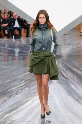 Тренды денима 2026: возвращение прямых джинсов и новые веяния в моде