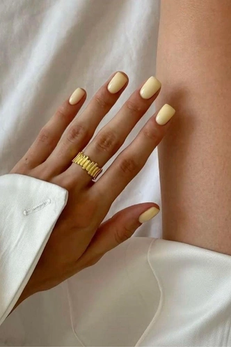 Денежный маникюр на апрель 2026: пять весенних оттенков, работающих как магнит для привлечения богатства