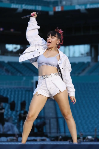 Эволюция стиля Чарли XCX: от Tumblr-гранжа до кинодивы