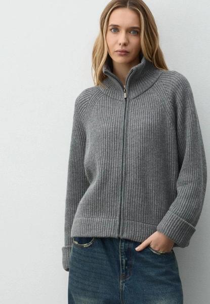 Фэшн-обсессия весны&nbsp;&mdash; олимпийка Uniqlo