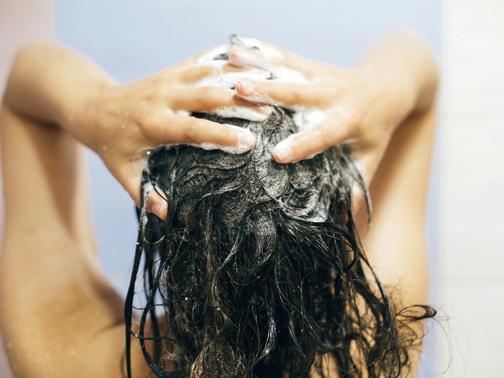 Как избавиться от статики и пушения волос зимой: советы эксперта по уходу