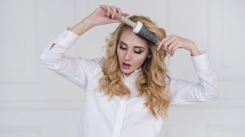 Как скрыть грязные волосы: 4 простых приема без мытья головы