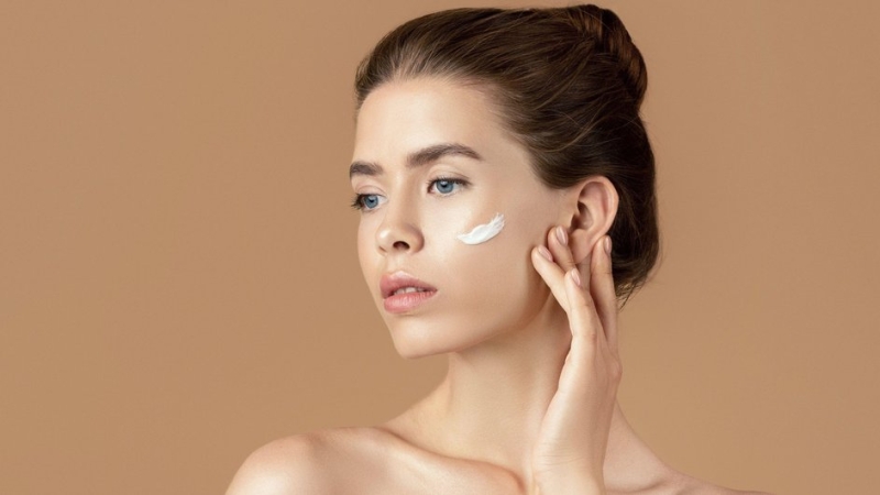 Косметика на воротнике: 5 лайфхаков макияжа, которые спасут одежду зимой