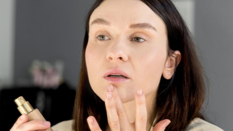 Косметика на воротнике: 5 лайфхаков макияжа, которые спасут одежду зимой