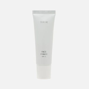 Косметика на воротнике: 5 лайфхаков макияжа, которые спасут одежду зимой