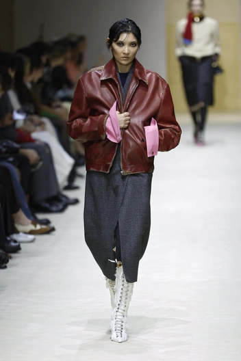 Первый (второй, третий и четвертый) выход Беллы Хадид на шоу Prada