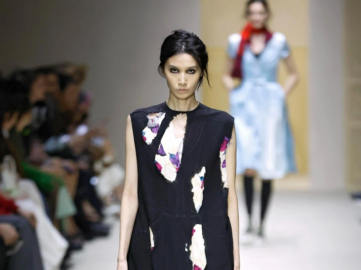 Первый (второй, третий и четвертый) выход Беллы Хадид на шоу Prada