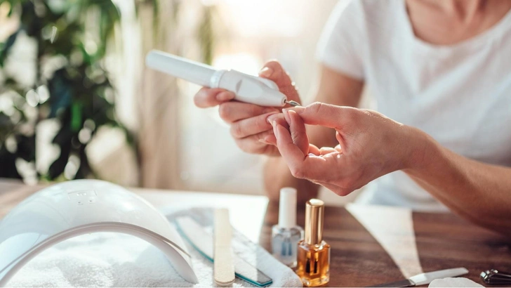 Секрет идеальных ногтей без лишних усилий&nbsp;&mdash; что такое комбинированный маникюр