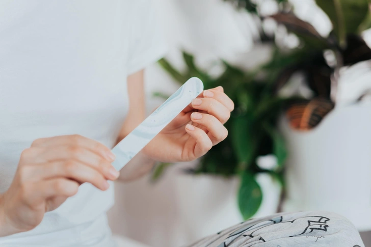 Секрет идеальных ногтей без лишних усилий&nbsp;&mdash; что такое комбинированный маникюр