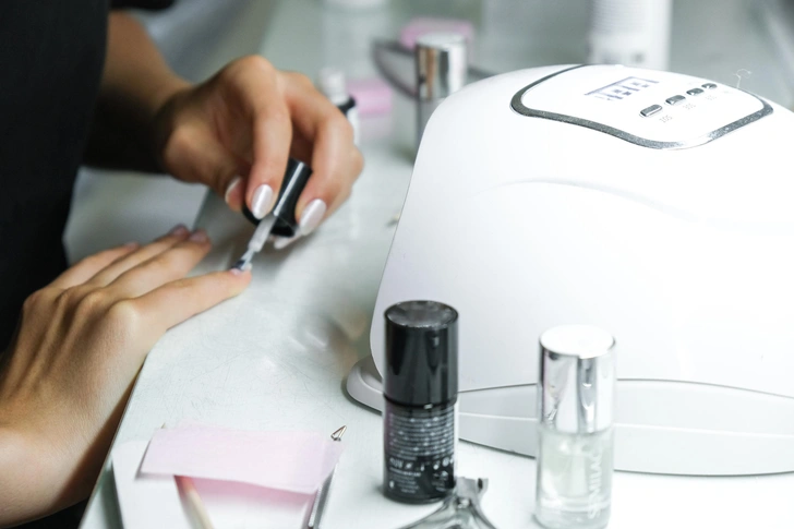 Секрет идеальных ногтей без лишних усилий&nbsp;&mdash; что такое комбинированный маникюр