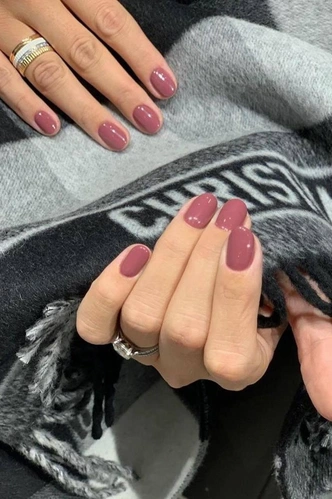 Вересковые ногти&nbsp;&mdash; трендовый бьюти-хак с маникюром от Хейли Бибер