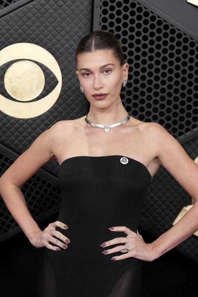 Вересковые ногти&nbsp;&mdash; трендовый бьюти-хак с маникюром от Хейли Бибер