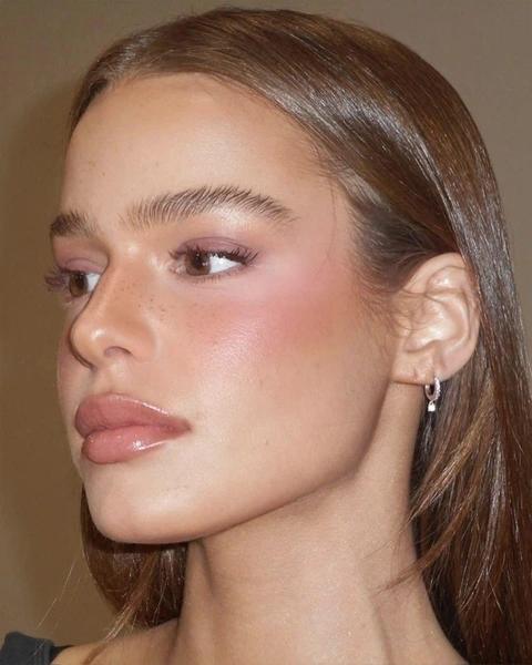 10 лучших сухих румян для натурального макияжа