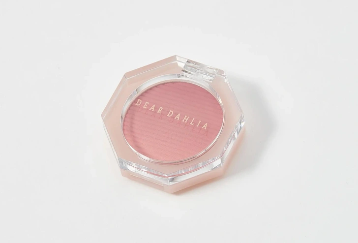 10 лучших сухих румян для натурального макияжа