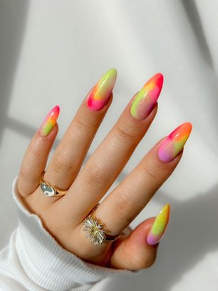 Акварельный маникюр: 12 идей дизайна, который вам точно понравится