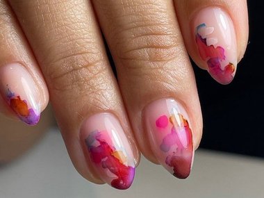 Акварельный маникюр: 12 идей дизайна, который вам точно понравится