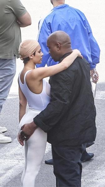 Безумные любовники: самые эпатажные наряды Канье Уэста и Бьянки Цензори, которые взбудоражили весь мир