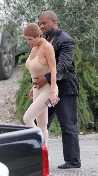 Безумные любовники: самые эпатажные наряды Канье Уэста и Бьянки Цензори, которые взбудоражили весь мир