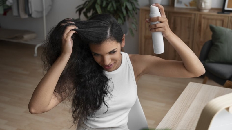 Быстрый рефреш кудрявых волос: 4 приема без укладки и мытья головы