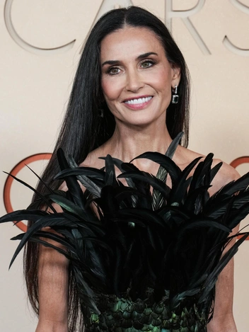 Деми Мур в перьях и безупречная Роуз Бирн: самые эффектные черные платья на «Оскаре-2026»