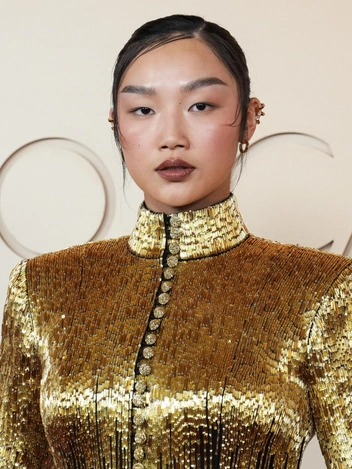 Деми Мур в перьях и безупречная Роуз Бирн: самые эффектные черные платья на «Оскаре-2026»