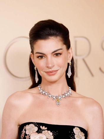 Деми Мур в перьях и безупречная Роуз Бирн: самые эффектные черные платья на «Оскаре-2026»