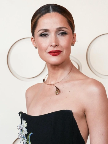 Деми Мур в перьях и безупречная Роуз Бирн: самые эффектные черные платья на «Оскаре-2026»